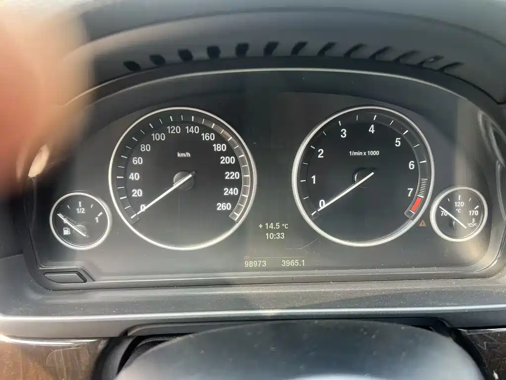 BMW 5 Series 2015 — фото 16