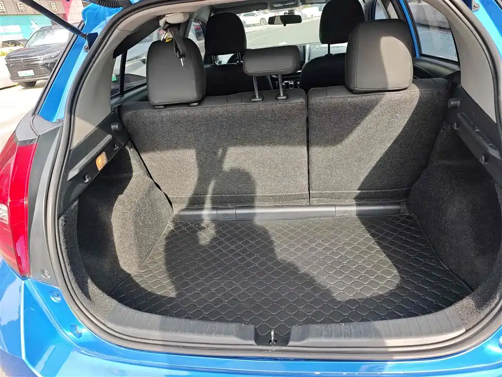 Toyota Yaris L 2019 — фото 10