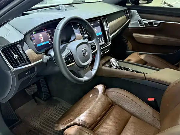 Volvo V90 2024