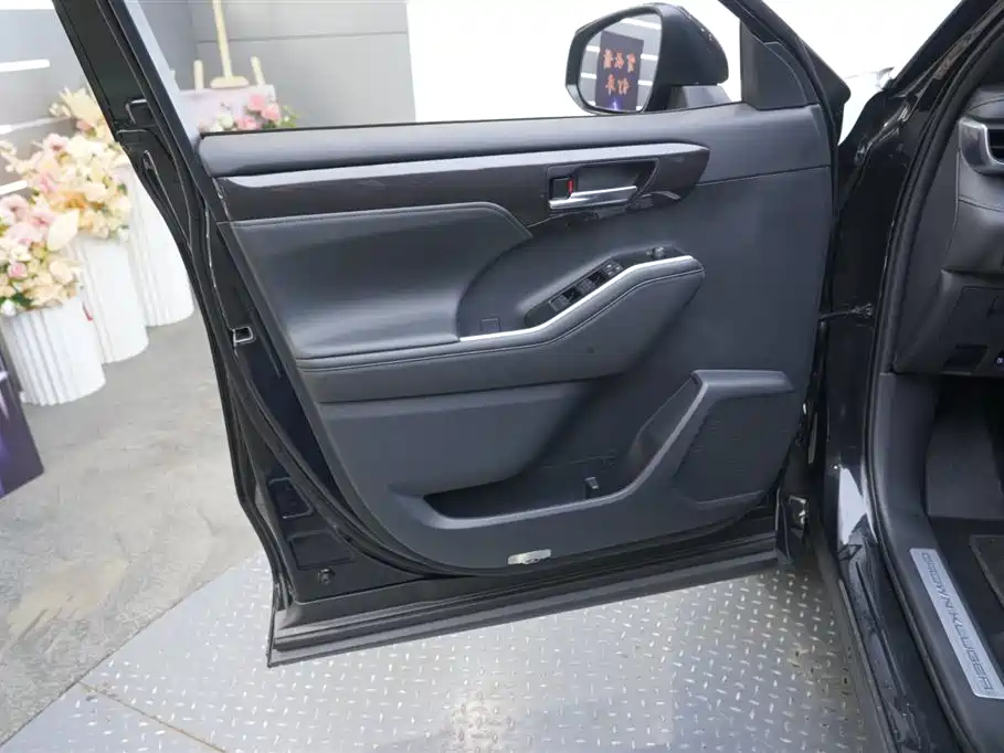Toyota Crown Kluger 2023 — фото 12