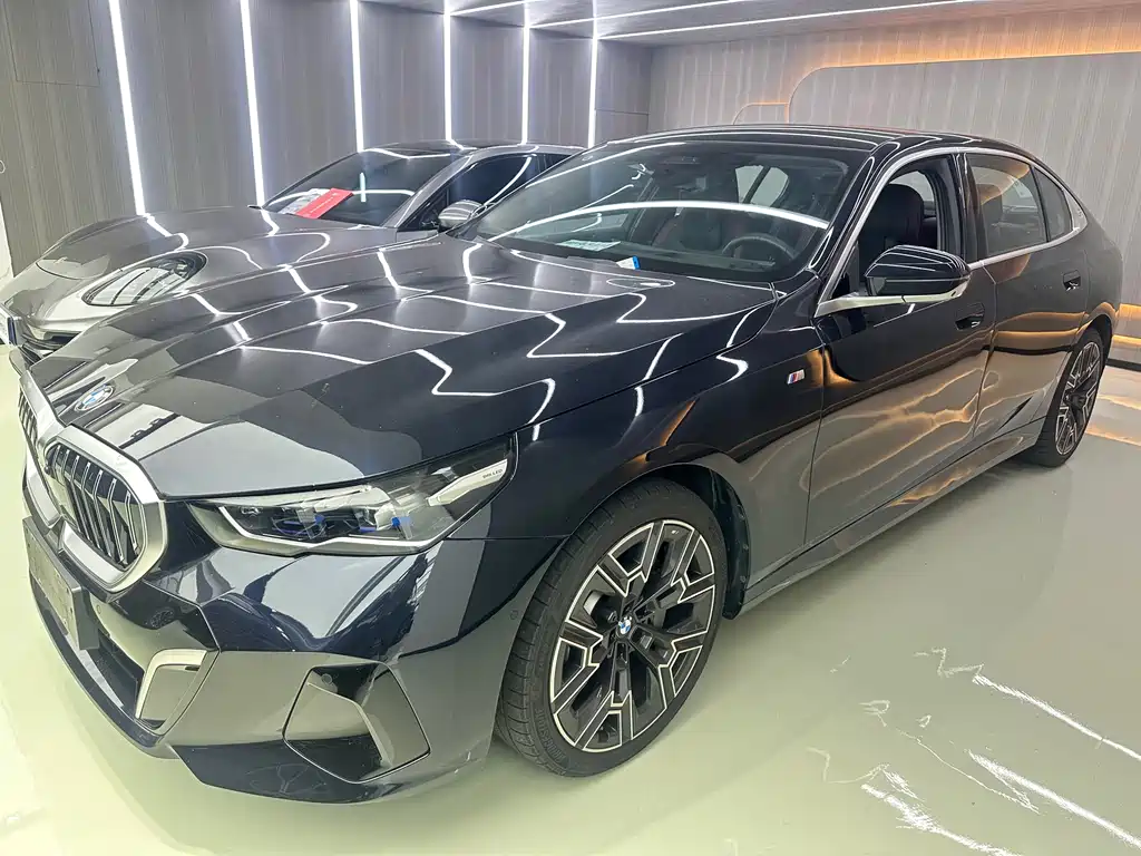 BMW 5 Series 2025 — фото 1