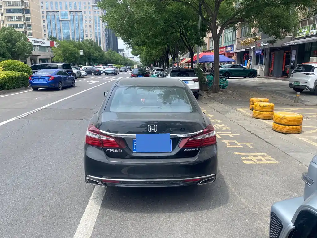 Honda Accord 2017 — фото 9