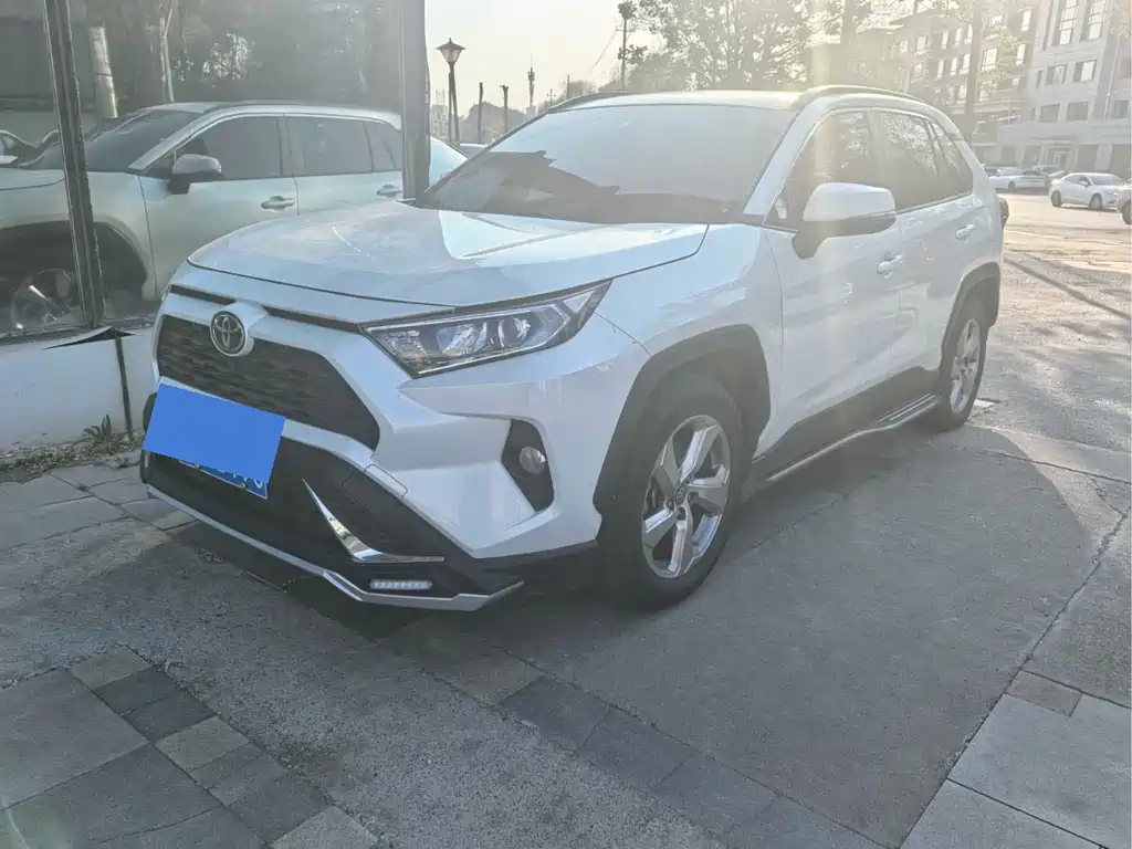 Toyota RAV4 2023 — фото 1