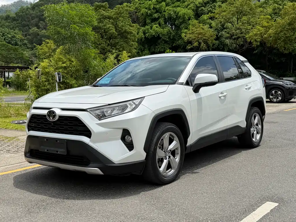 Toyota RAV4 2023 — фото 3