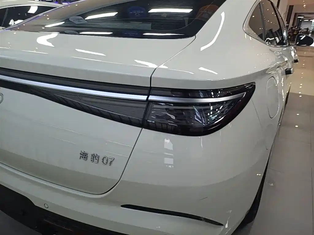 BYD Seal 07 DM-i 2025 — фото 8