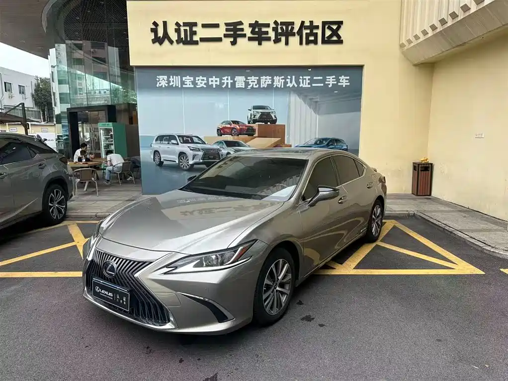 Lexus ES 2021 — фото 1