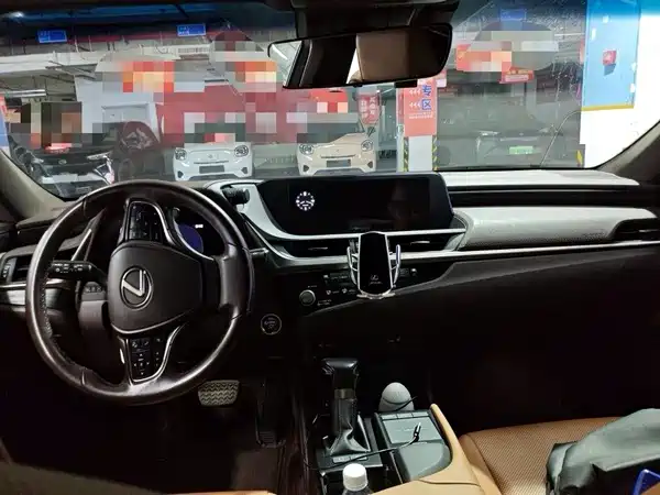 Lexus ES 2020