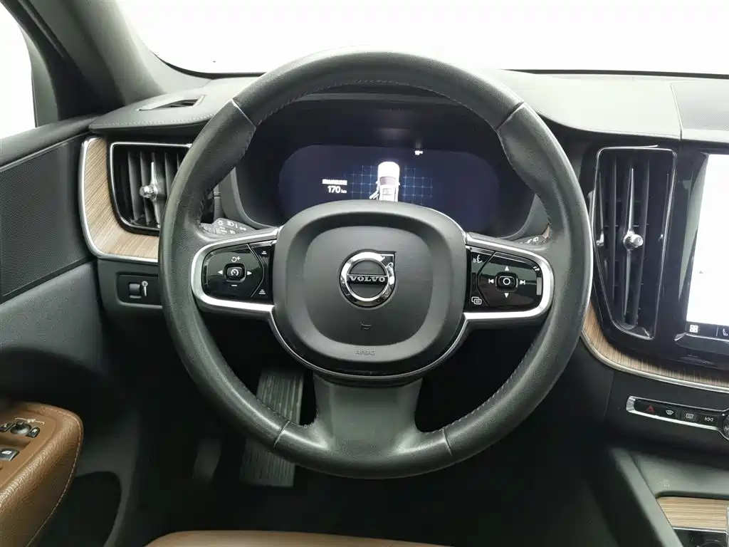 Volvo XC60 2022 — фото 11