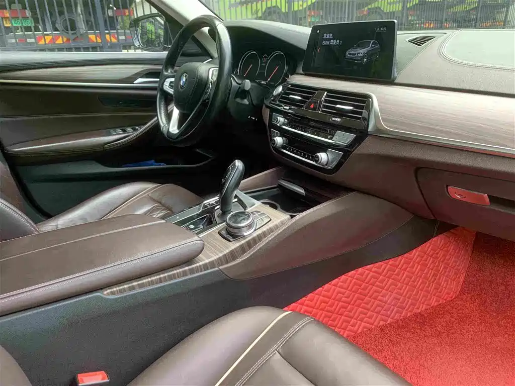 BMW 5 Series 2018 — фото 12