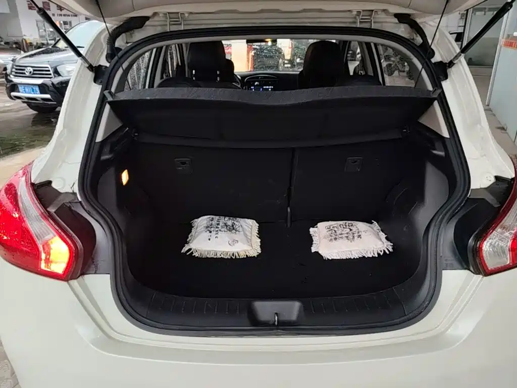 Nissan Tiida 2015 — фото 19