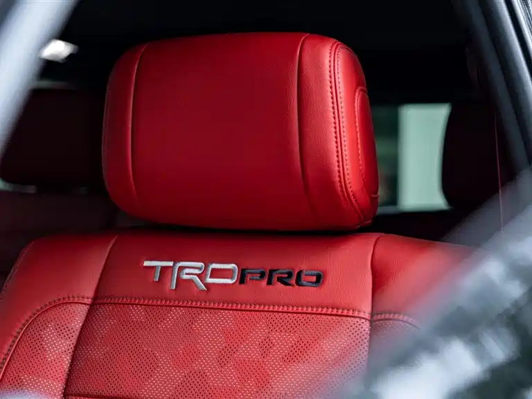 Toyota Sequoia — фото 12