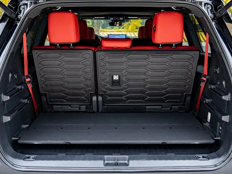 Toyota Sequoia — фото 11
