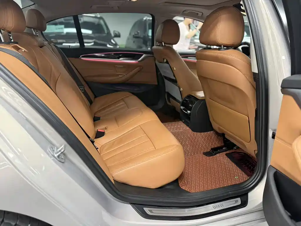 BMW 5 Series 2018 — фото 9