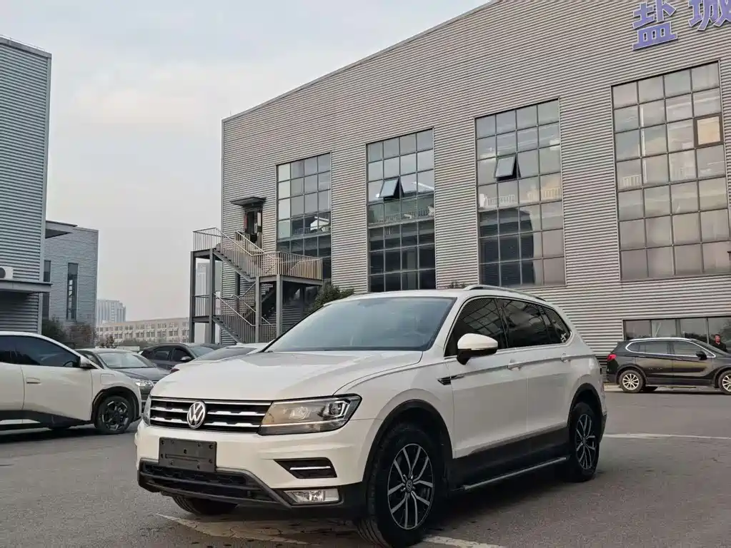 Volkswagen Tiguan L 2017 — фото 1