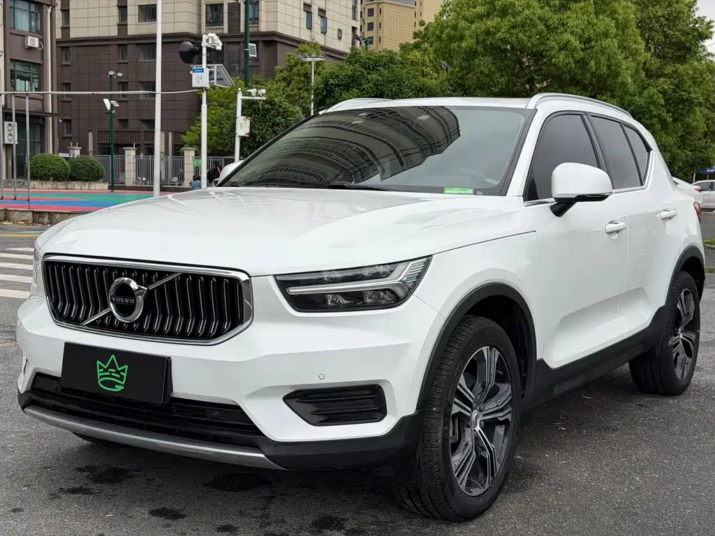 Volvo XC40 2022 — фото 1