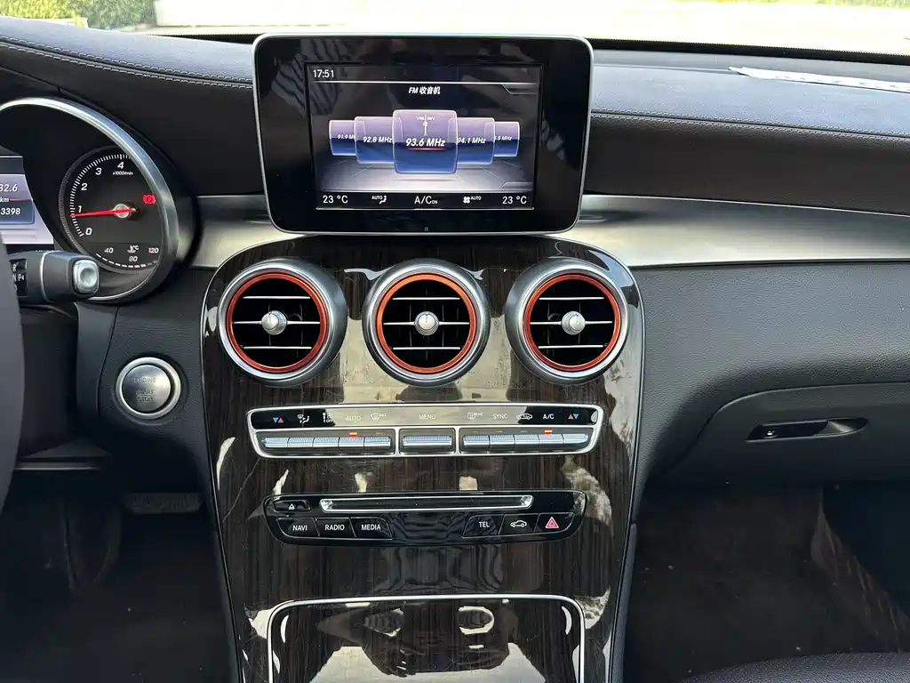 Mercedes-Benz GLC 2017 — фото 16