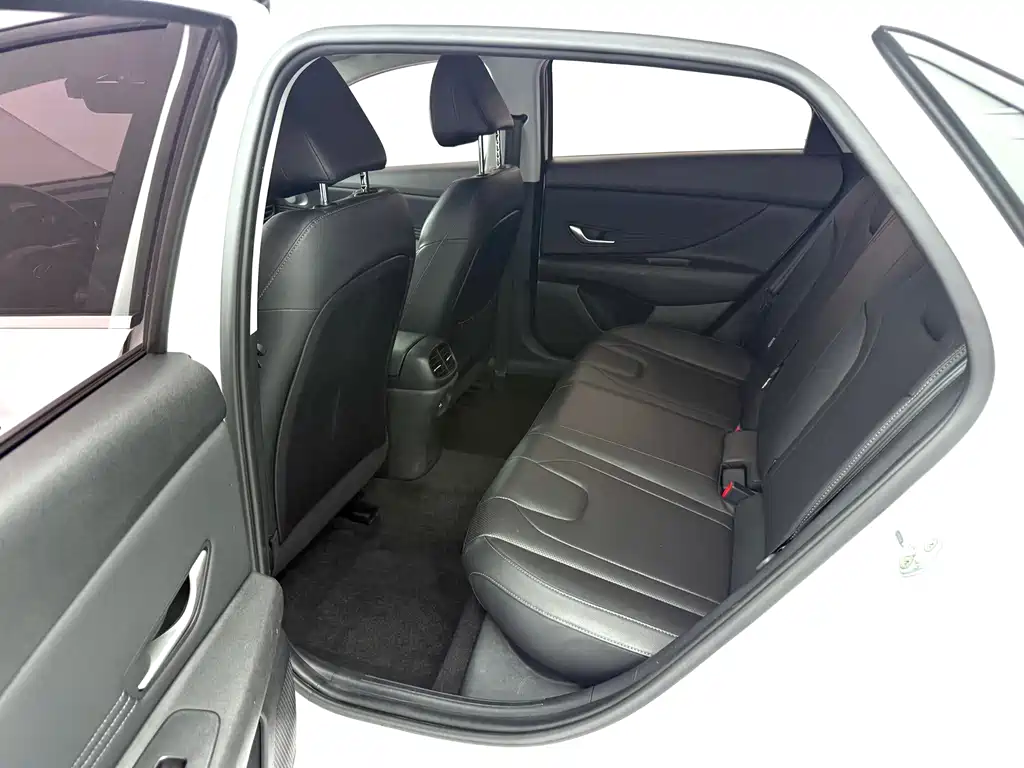 Hyundai Elantra 2023 — фото 14