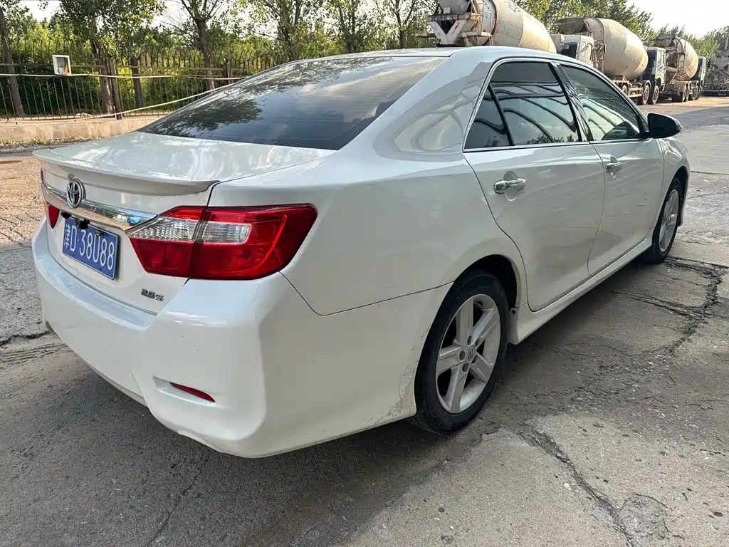 Toyota Camry 2014 — фото 4