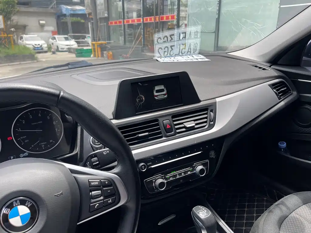 BMW 1 Series 2018 — фото 11