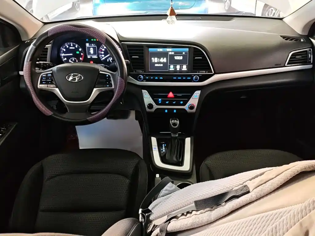Hyundai Elantra 2017 — фото 10