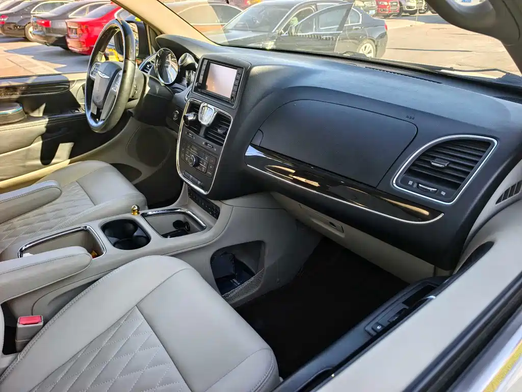 Chrysler Grand Voyager 2014 — фото 17