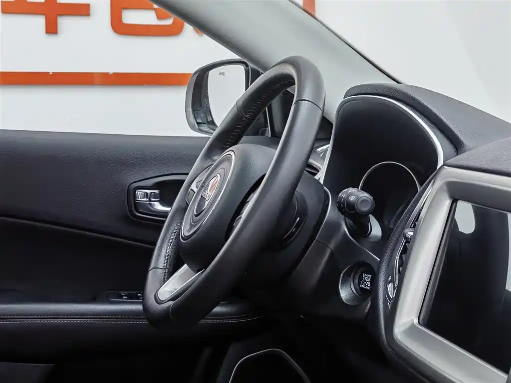 Jeep Compass 2018 — фото 22