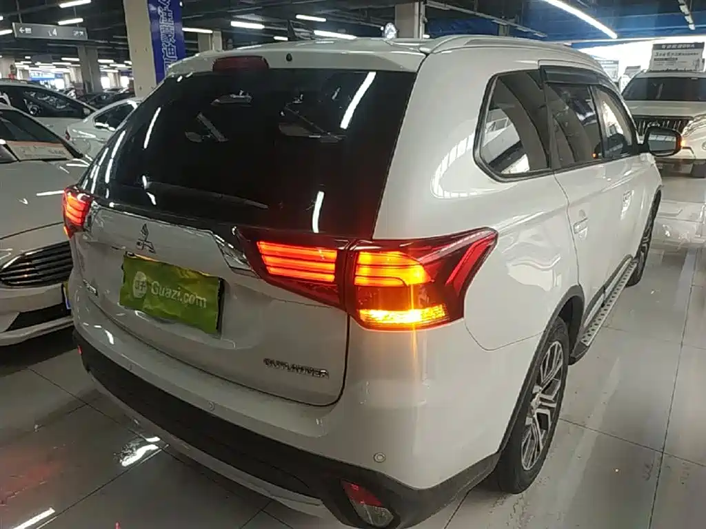 Mitsubishi Outlander 2018 — фото 7