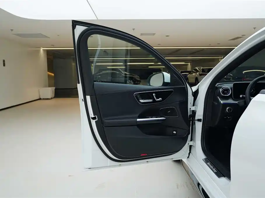 Mercedes-Benz C-Class 2024 — фото 15