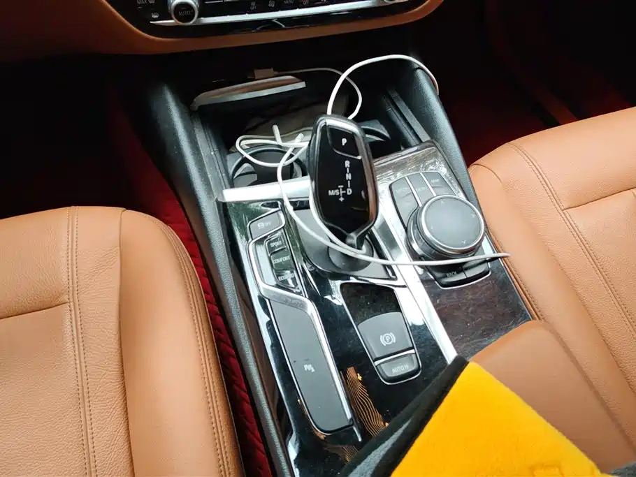 BMW 5 Series 2018 — фото 16