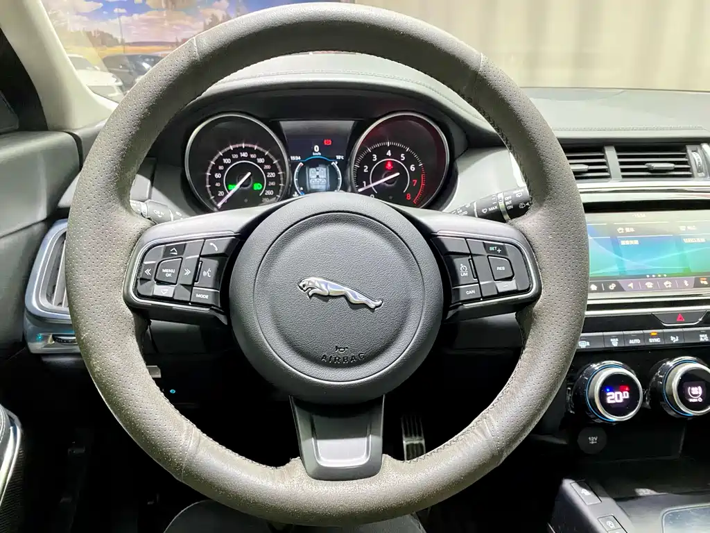 Jaguar E-PACE 2019 — фото 10