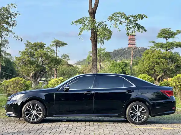 Toyota Crown 2018