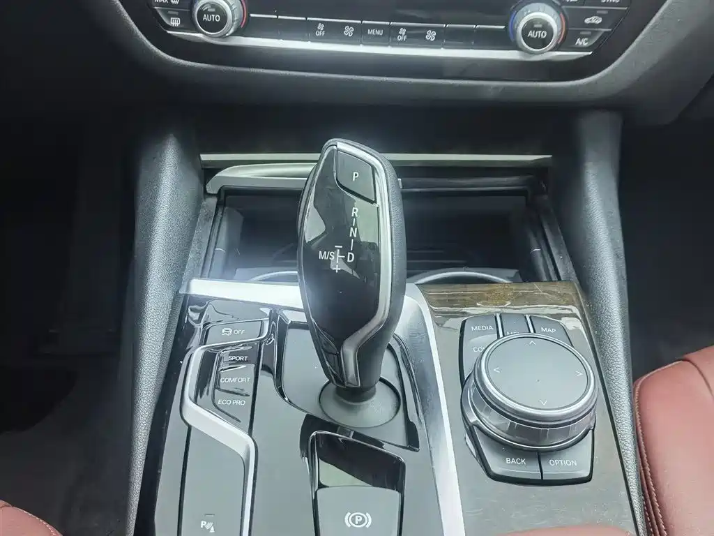 BMW 5 Series 2017 — фото 13