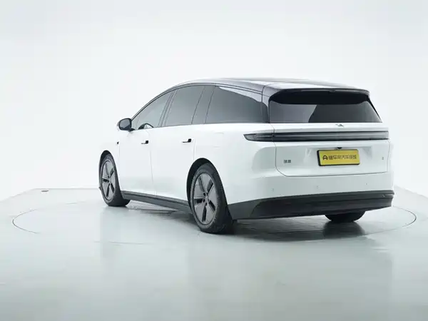 Li Auto i8 2025