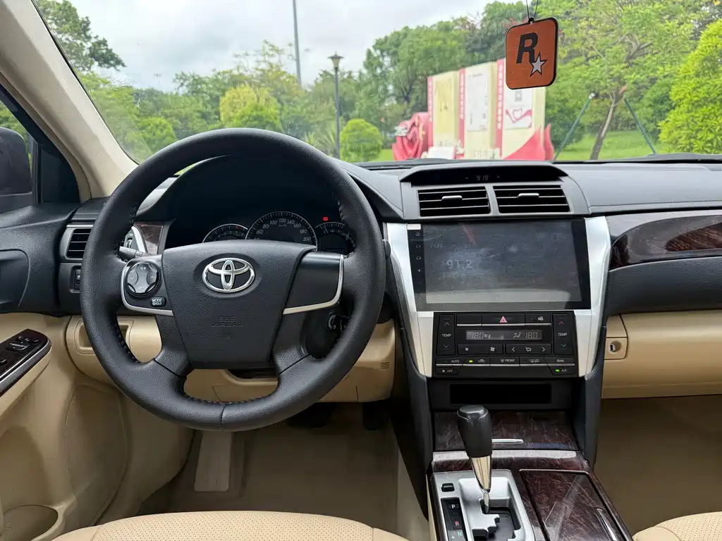 Toyota Camry 2015 — фото 10