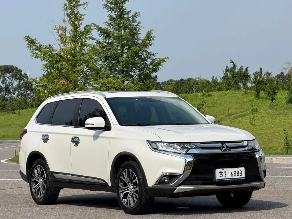 Mitsubishi Outlander 2018 — фото 3