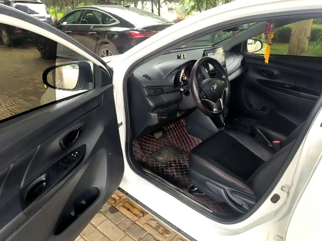Toyota Yaris L 2022 — фото 16