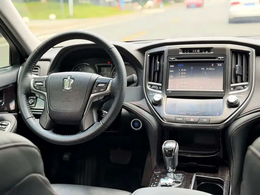 Toyota Crown 2017 — фото 10