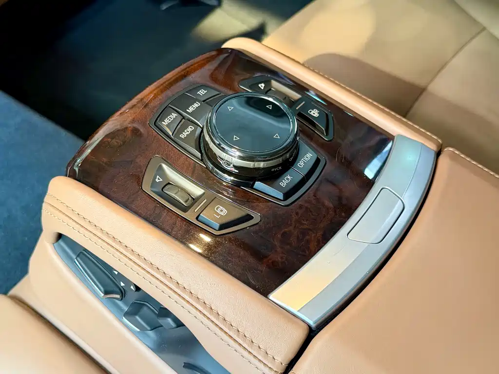 BMW 7 Series 2014 — фото 32