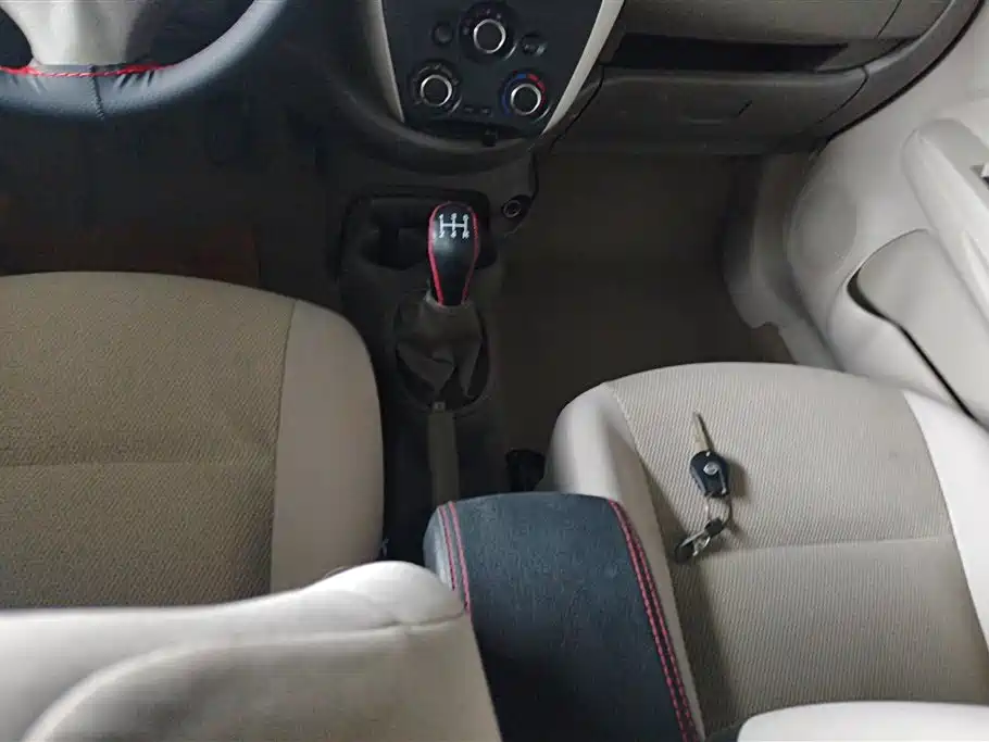Nissan Sunny 2015 — фото 16