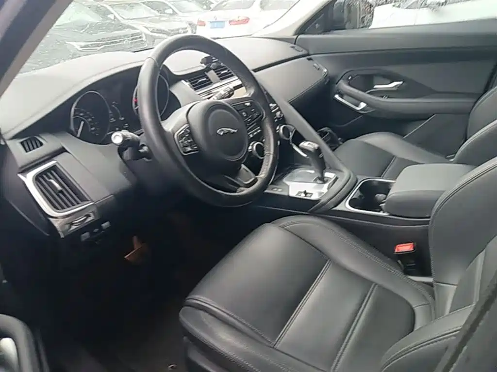 Jaguar E-PACE 2021 — фото 15