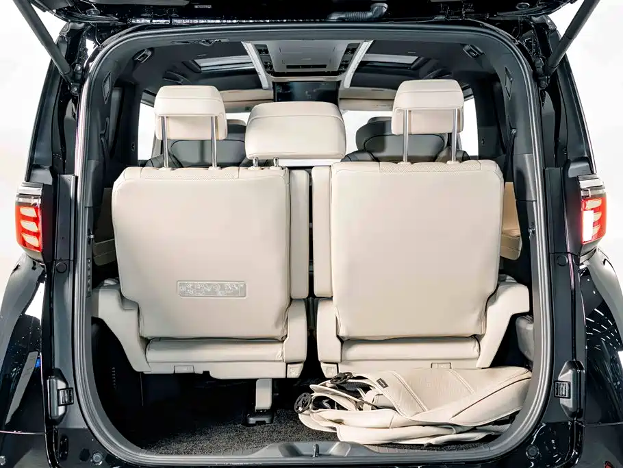 Toyota Alphard 2023 — фото 30