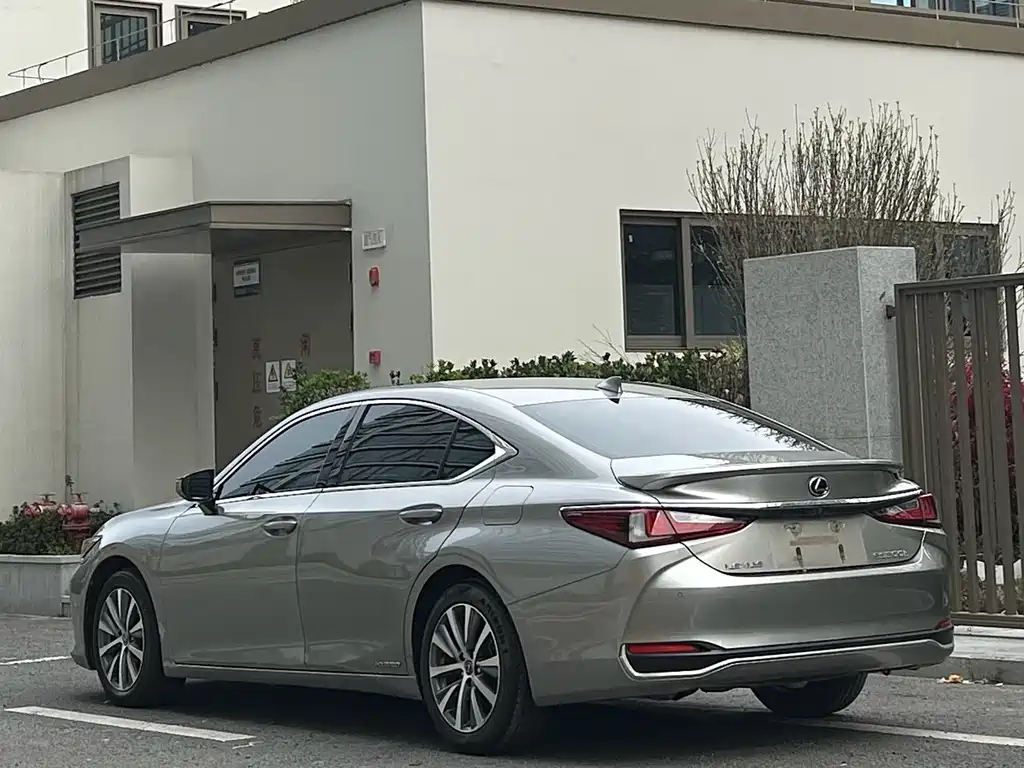 Lexus ES 2019 — фото 6