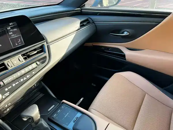 Lexus ES 2022