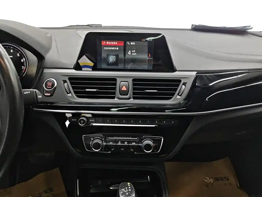 BMW 1 Series 2019 — фото 13