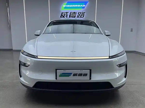 Tesla Model Y 2025