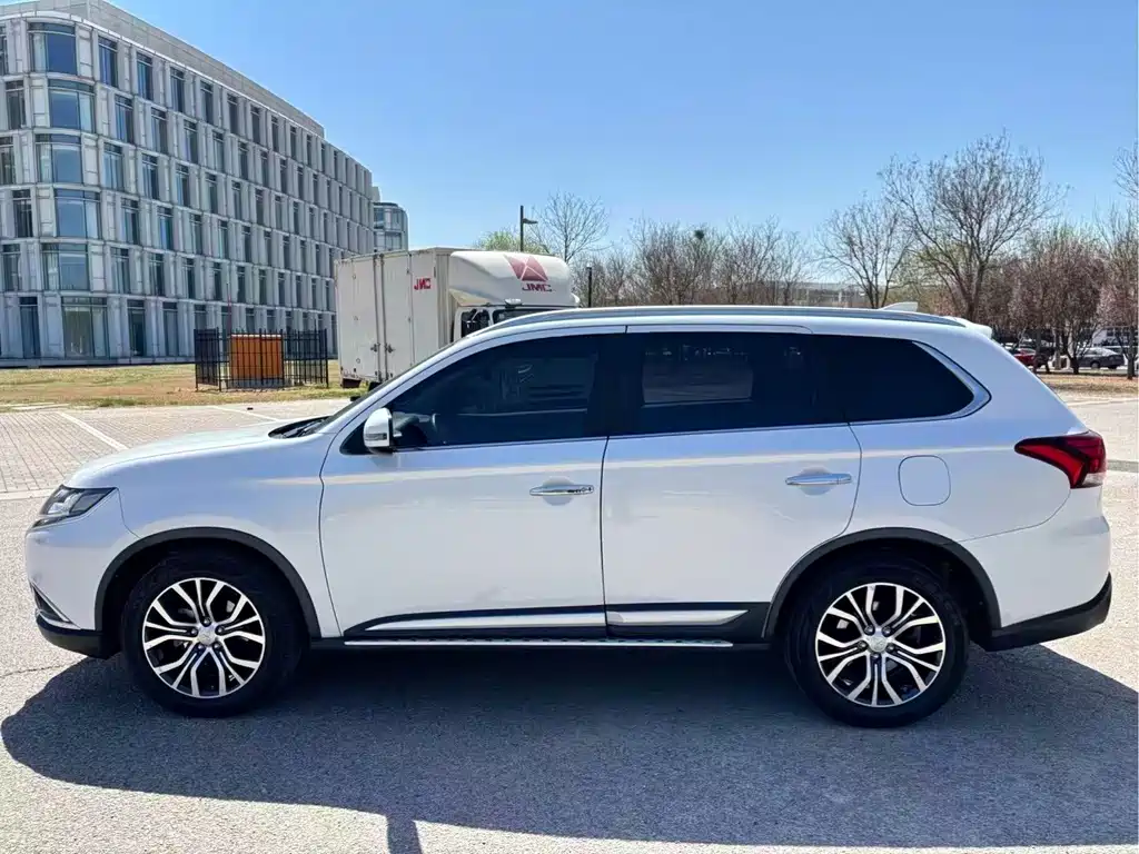 Mitsubishi Outlander 2017 — фото 3