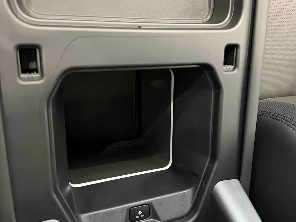 Land Rover Defender 2023 — фото 14