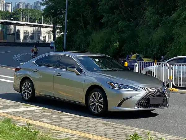 Lexus ES 2021