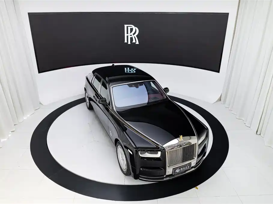 Rolls-Royce Phantom 2019 — фото 25