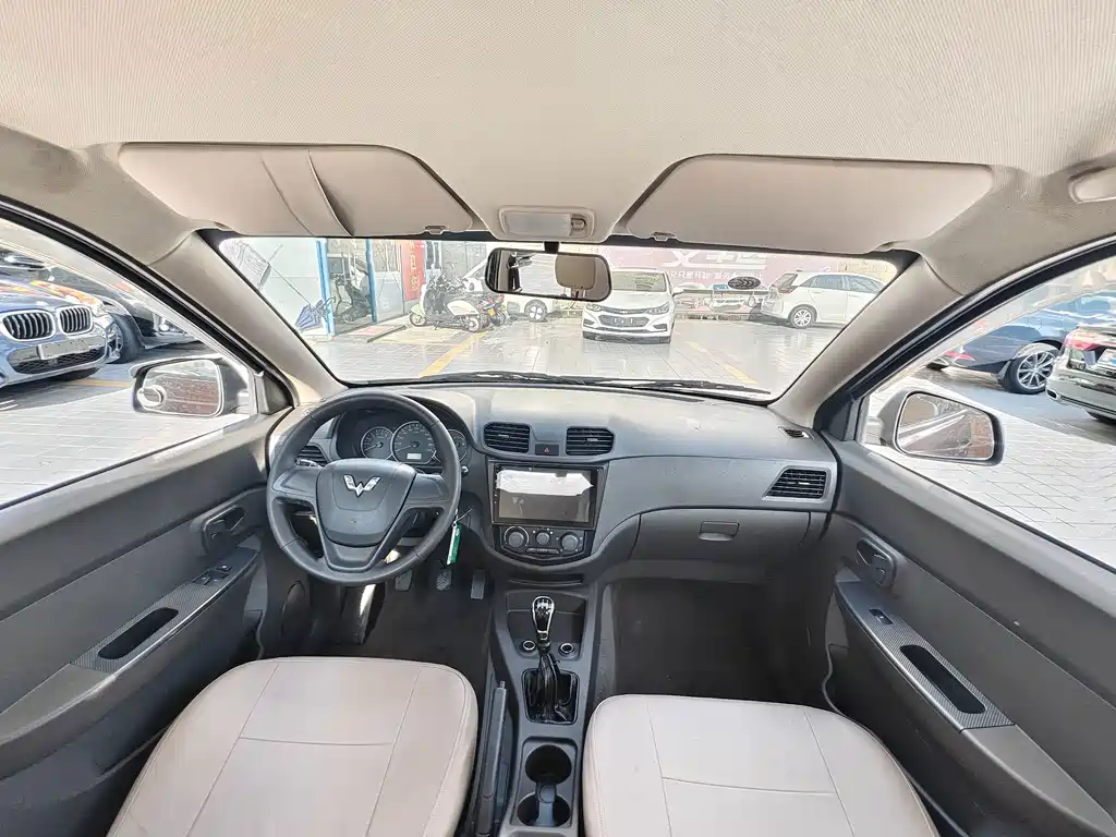 Wuling Hongguang 2015